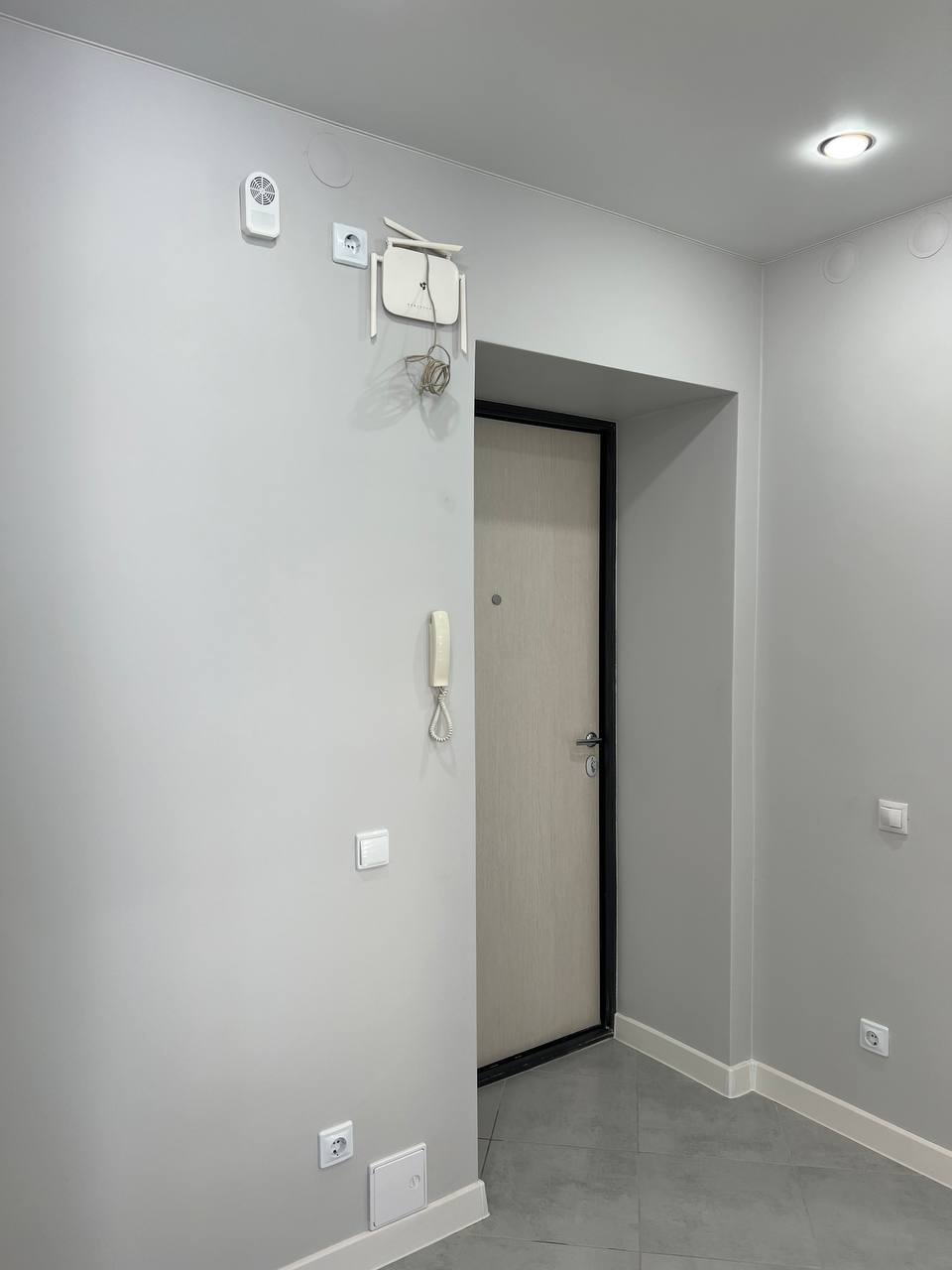 Общий вид отремонтированного коридора с новым напольным покрытием